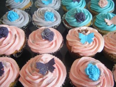 cupcakeswithrosesbutterflies150421507a6f75