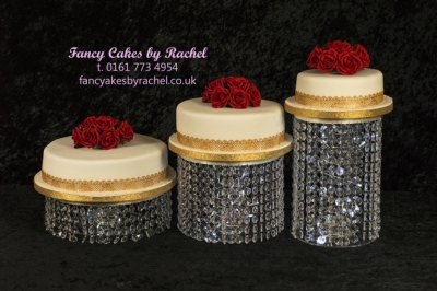 473-crystalweddingcakewithgoldlaceandredroses-1