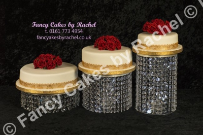 473-crystalweddingcakewithgoldlaceandredroses-1-Copy5eaab1072790a