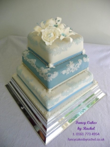 blueandwhitelaceweddingcake-153536b0f733c2