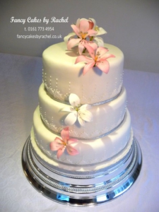 pinkandwhiteliliesweddingcake-152de379ea931c