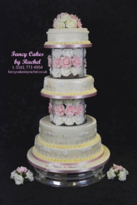 pinkandwhiterosesweddingcake-15350eb1b15d97