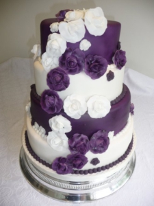 purpleandwhiteweddingcake-152374638c7313