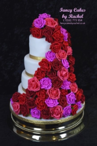 weddingcakewithpinkandredroses-15350eb3734d18