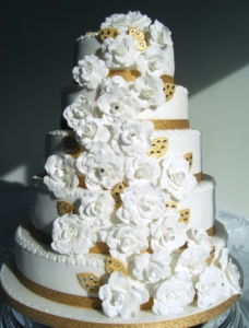 weddingcakewithrosesandgoldleaves15071b45746364